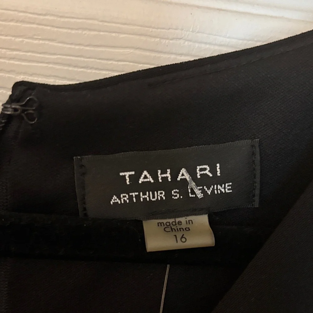 Tahari ASL Black Lace Bell-Sleeve Shift Dress - 16 - Picture 2 of 6